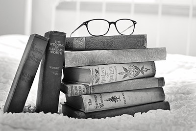 pila di libri con occhiali