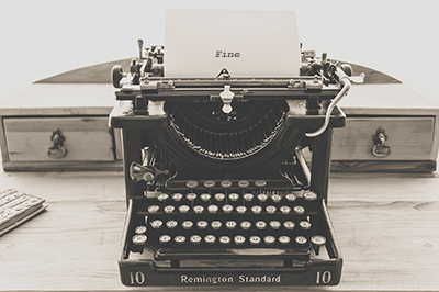 macchina da scrivere con foglio
