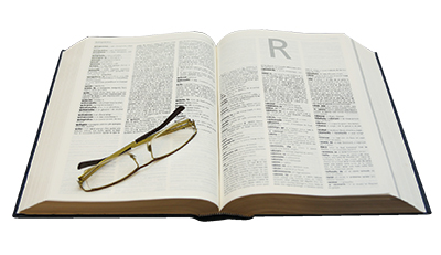 dizionario aperto con occhiali